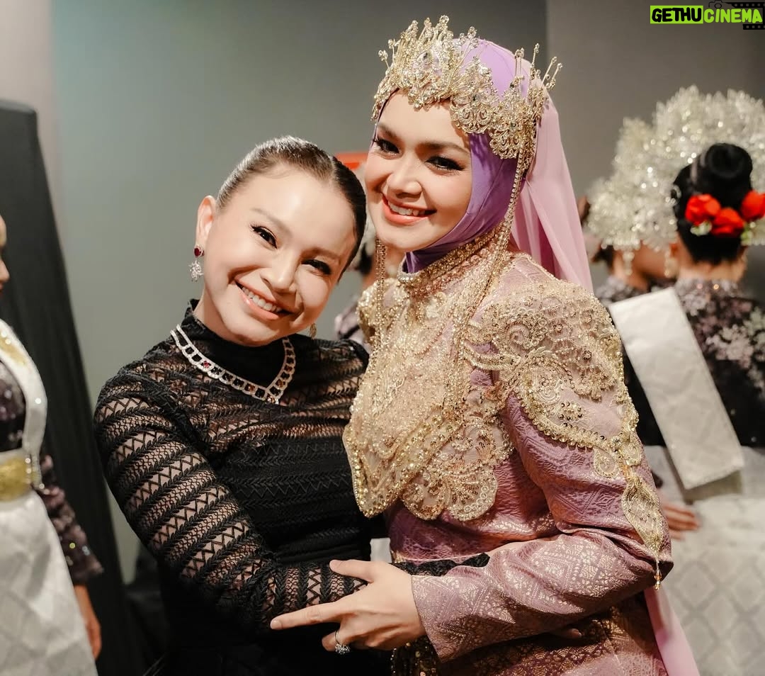 Siti Nurhaliza - 11.1K Likes - Anugerah Industri Muzik atau AIM menggarap cerita panjang dalam kerjaya saya. Seawal menjadi artis rakaman, saya dimurahkan rezeki untuk menerima pelbagai kategori anugerah dalam acara berprestij ini. Lagu Jerat Percintaan membuka langkah pertama saya diperkenalkan dengan anugerah ini dengan merangkul Artis Baru Terbaik dan Lagu Terbaik. Saya masih remaja, bertutur di hadapan umum juga masih kekok namun itulah sejarah awal saya.

Dahulu, AIM diadakan setiap tahun. Namun selepas 2016, penganjurannya terhenti seketika namun saya dan syarikat tidak pernah berhenti menerbitkan karya, ada AIM atau tidak, saya pasti mengeluarkan album sebagai penghargaan bukan kepada kerjaya sendiri namun ramai karyawan di sebalik sesebuah produksi. Beberapa album dan single yang sangat bererti bagi saya tidak dapat dipertandingkan di AIM selepas itu kerana syarat tarikh penerbitan, termasuk album yang saya hasilkan sewaktu pandemik melanda serta single Anta Permana yang mencipta fenomena buat karier saya selepas melahirkan Siti Aafiyah.

Saya tidak berhenti, saban tahun terus menghasilkan album kerana percaya, untuk bertahan dalam industri, saya tidak boleh sunyi dari berkarya. Tahun ini, saya menghantar 18 pencalonan dengan mematuhi syarat dan kriteria setiap kategori, 5 karya terpilih ke top 5 sudah cukup membanggakan saya. Anugerah dan kemenangan adalah bonus namun jangan berhenti berkarya menjadi keutamaan saya. 

Malam minggu lalu, @anugerahindustrimuzik24 memberi pengiktirafan anugerah Sri Wirama kepada saya, alhamdulillah pada saat saya masih aktif dalam karier serta masih tercalon dalam anugerah ini. Saya terharu menonton video perjalanan seni yang ditayangkan, sokongan para penonton dan peminat, membuatkan saya sebak.

Saya tidak meraih semua ini dengan mudah walaupun Allah mempermudah perjalanan karier saya. Percayalah, untuk meraih apa pun, kita perlu bekerja keras, ikhlas dan tidak lupa asal usul. Percaya bahawa Allah akan selalu mengiringi perjalanan hidup kita dan selalu bersyukur.
@recordingindustrymalaysia @anugerahindustrimuzik24 terima kasih.
👗 @arunsayfulldesiree @_biancabella 💄@epie_temerloh 
📸 @amir_yasin
