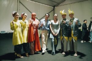 Siti Nurhaliza Instagram - Terima kasih @raisa6690 dan @afgan__ sudi ketemu sebelum saya mulakan persembahan 😍

Pestapora 2025 membawa nostalgia pertama kali saya diperkenalkan di Indonesia menerusi lagu Betapaku Cinta Padamu (Aku Cinta Padamu). Lagu ini saya rakamkan semula untuk pasaran Indonesia dan durasinya menjadi 6 minit lebih iaitu pada tahun 1997. Alhamdulillah, bermula dengan lagu tersebut, saya diterima baik di Indonesia dan sambutan yang telah diberikan baru-baru ini sangat menyentuh hati.

Sewaktu hadir ke Pestapora, saya membawa pelukan rakyat Malaysia buat Indonesia. Berlagu, menyanyi, menghidangkan muzik dan inilah yang telah menyatukan kita semua.

Saya terharu membaca komen-komen dari peminat Indonesia serta penonton Pestapora dengan penampilan saya di pentas itu, semoga saya dapat kembali dengan mengadakan acara yang lebih besar lagi di sana.

Saya memilih menyampaikan lagu-lagu saya yang popular di Indonesia dan lagu ciptaan komposer Indonesia juga iaitu Dewiq dan Melly Goeslaw, tidak ketinggalan lagu terbaharu ciptaan @ade_govinda , Menamakanmu Cinta. Saya turut menyampaikan lagu Gerimis Mengundang dan Tiara yang sangat digemari di sana.

Terima kasih team Pestapora yang telah menjemput saya, Ucup tentunya dan juga The Rising band yang mengiringi persembahan saya. Juga kepada @ade_govinda yang sudi bersama-sama mempromosikan single Menamakanmu Cinta.
@pestapora 

#pestapora2025