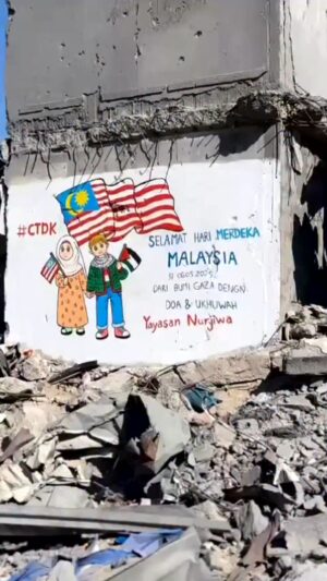 Siti Nurhaliza Instagram - Di bumi Palestin, sebalik batu runtuhan akibat serangan zionis, mereka yang masih dibelenggu penjajahan, sukarelawan kami melakar Jalur Gemilang dengan penuh kasih. Walau mereka sendiri belum pernah merasai erti kemerdekaan, namun mereka tetap meraikan Hari Kebebasan kita di Malaysia yang ke-68.

Betapa besar harapan mereka, di balik senyum yang penuh luka, agar suatu hari nanti bendera mereka juga dapat berkibar megah dengan penuh erti merdeka.

Hari ini, ketika kita bersyukur atas nikmat kemerdekaan tanah air tercinta, janganlah kita lupakan doa buat saudara kita di bumi Palestin, agar mereka juga dapat menikmati kebebasan yang sejati. 🇲🇾🇵🇸
