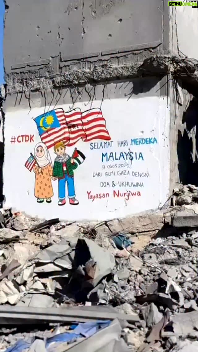 Siti Nurhaliza - 7.4K Likes - Di bumi Palestin, sebalik batu runtuhan akibat serangan zionis, mereka yang masih dibelenggu penjajahan, sukarelawan kami melakar Jalur Gemilang dengan penuh kasih. Walau mereka sendiri belum pernah merasai erti kemerdekaan, namun mereka tetap meraikan Hari Kebebasan kita di Malaysia yang ke-68.

Betapa besar harapan mereka, di balik senyum yang penuh luka, agar suatu hari nanti bendera mereka juga dapat berkibar megah dengan penuh erti merdeka.

Hari ini, ketika kita bersyukur atas nikmat kemerdekaan tanah air tercinta, janganlah kita lupakan doa buat saudara kita di bumi Palestin, agar mereka juga dapat menikmati kebebasan yang sejati. 🇲🇾🇵🇸