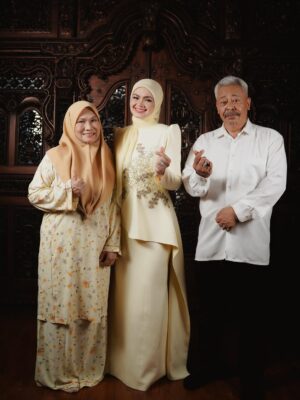 Siti Nurhaliza Instagram - Inilah watak utama atau watak sebenar dalam video muzik #menamakanmucinta kerana mampu membuatkan penonton mengalirkan airmata. Mereka pelakon hebat yang saya kagumi iaitu Kakak @rosnahjohari_rj dan Abang @razak_ahmad67 .

Apabila camera on dan arahan diterima, adegan saya menziarah Kak Rosnah ketika sakit, itu adalah airmata secara spontan, saya mendapatkan emosi tersebut daripada Kak Rosnah.

Terima kasih sekali lagi kepada Kak Rosnah dan Abang Razak kerana sudi menjayakan video muzik #menamakanmucinta