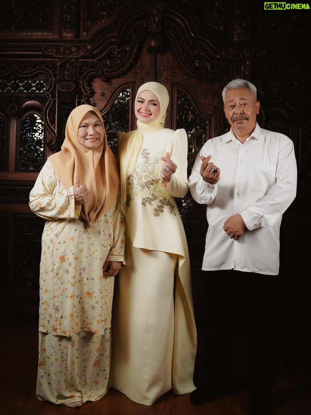 Siti Nurhaliza - 33.2K Likes - Inilah watak utama atau watak sebenar dalam video muzik #menamakanmucinta kerana mampu membuatkan penonton mengalirkan airmata. Mereka pelakon hebat yang saya kagumi iaitu Kakak @rosnahjohari_rj dan Abang @razak_ahmad67 .

Apabila camera on dan arahan diterima, adegan saya menziarah Kak Rosnah ketika sakit, itu adalah airmata secara spontan, saya mendapatkan emosi tersebut daripada Kak Rosnah.

Terima kasih sekali lagi kepada Kak Rosnah dan Abang Razak kerana sudi menjayakan video muzik #menamakanmucinta