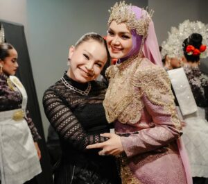 Siti Nurhaliza Instagram - Anugerah Industri Muzik atau AIM menggarap cerita panjang dalam kerjaya saya. Seawal menjadi artis rakaman, saya dimurahkan rezeki untuk menerima pelbagai kategori anugerah dalam acara berprestij ini. Lagu Jerat Percintaan membuka langkah pertama saya diperkenalkan dengan anugerah ini dengan merangkul Artis Baru Terbaik dan Lagu Terbaik. Saya masih remaja, bertutur di hadapan umum juga masih kekok namun itulah sejarah awal saya.

Dahulu, AIM diadakan setiap tahun. Namun selepas 2016, penganjurannya terhenti seketika namun saya dan syarikat tidak pernah berhenti menerbitkan karya, ada AIM atau tidak, saya pasti mengeluarkan album sebagai penghargaan bukan kepada kerjaya sendiri namun ramai karyawan di sebalik sesebuah produksi. Beberapa album dan single yang sangat bererti bagi saya tidak dapat dipertandingkan di AIM selepas itu kerana syarat tarikh penerbitan, termasuk album yang saya hasilkan sewaktu pandemik melanda serta single Anta Permana yang mencipta fenomena buat karier saya selepas melahirkan Siti Aafiyah.

Saya tidak berhenti, saban tahun terus menghasilkan album kerana percaya, untuk bertahan dalam industri, saya tidak boleh sunyi dari berkarya. Tahun ini, saya menghantar 18 pencalonan dengan mematuhi syarat dan kriteria setiap kategori, 5 karya terpilih ke top 5 sudah cukup membanggakan saya. Anugerah dan kemenangan adalah bonus namun jangan berhenti berkarya menjadi keutamaan saya. 

Malam minggu lalu, @anugerahindustrimuzik24 memberi pengiktirafan anugerah Sri Wirama kepada saya, alhamdulillah pada saat saya masih aktif dalam karier serta masih tercalon dalam anugerah ini. Saya terharu menonton video perjalanan seni yang ditayangkan, sokongan para penonton dan peminat, membuatkan saya sebak.

Saya tidak meraih semua ini dengan mudah walaupun Allah mempermudah perjalanan karier saya. Percayalah, untuk meraih apa pun, kita perlu bekerja keras, ikhlas dan tidak lupa asal usul. Percaya bahawa Allah akan selalu mengiringi perjalanan hidup kita dan selalu bersyukur.
@recordingindustrymalaysia @anugerahindustrimuzik24 terima kasih.
👗 @arunsayfulldesiree @_biancabella 💄@epie_temerloh 
📸 @amir_yasin