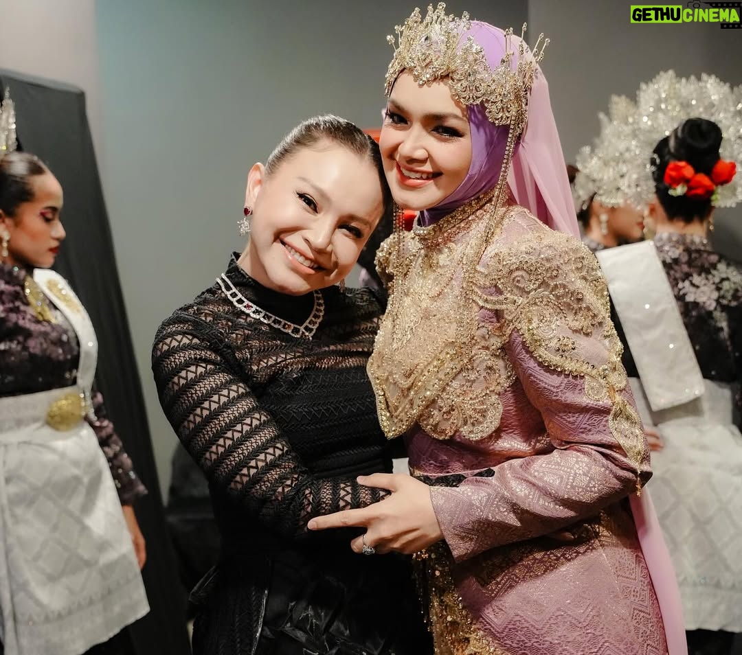 Siti Nurhaliza - 11.1K Likes - Anugerah Industri Muzik atau AIM menggarap cerita panjang dalam kerjaya saya. Seawal menjadi artis rakaman, saya dimurahkan rezeki untuk menerima pelbagai kategori anugerah dalam acara berprestij ini. Lagu Jerat Percintaan membuka langkah pertama saya diperkenalkan dengan anugerah ini dengan merangkul Artis Baru Terbaik dan Lagu Terbaik. Saya masih remaja, bertutur di hadapan umum juga masih kekok namun itulah sejarah awal saya.

Dahulu, AIM diadakan setiap tahun. Namun selepas 2016, penganjurannya terhenti seketika namun saya dan syarikat tidak pernah berhenti menerbitkan karya, ada AIM atau tidak, saya pasti mengeluarkan album sebagai penghargaan bukan kepada kerjaya sendiri namun ramai karyawan di sebalik sesebuah produksi. Beberapa album dan single yang sangat bererti bagi saya tidak dapat dipertandingkan di AIM selepas itu kerana syarat tarikh penerbitan, termasuk album yang saya hasilkan sewaktu pandemik melanda serta single Anta Permana yang mencipta fenomena buat karier saya selepas melahirkan Siti Aafiyah.

Saya tidak berhenti, saban tahun terus menghasilkan album kerana percaya, untuk bertahan dalam industri, saya tidak boleh sunyi dari berkarya. Tahun ini, saya menghantar 18 pencalonan dengan mematuhi syarat dan kriteria setiap kategori, 5 karya terpilih ke top 5 sudah cukup membanggakan saya. Anugerah dan kemenangan adalah bonus namun jangan berhenti berkarya menjadi keutamaan saya. 

Malam minggu lalu, @anugerahindustrimuzik24 memberi pengiktirafan anugerah Sri Wirama kepada saya, alhamdulillah pada saat saya masih aktif dalam karier serta masih tercalon dalam anugerah ini. Saya terharu menonton video perjalanan seni yang ditayangkan, sokongan para penonton dan peminat, membuatkan saya sebak.

Saya tidak meraih semua ini dengan mudah walaupun Allah mempermudah perjalanan karier saya. Percayalah, untuk meraih apa pun, kita perlu bekerja keras, ikhlas dan tidak lupa asal usul. Percaya bahawa Allah akan selalu mengiringi perjalanan hidup kita dan selalu bersyukur.
@recordingindustrymalaysia @anugerahindustrimuzik24 terima kasih.
👗 @arunsayfulldesiree @_biancabella 💄@epie_temerloh 
📸 @amir_yasin