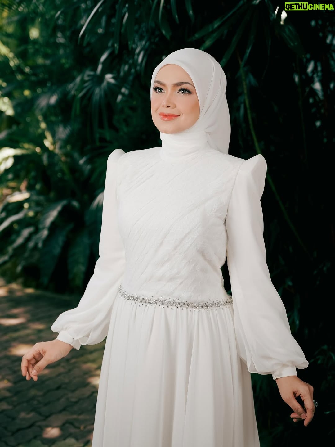 Siti Nurhaliza - 6.9K Likes - Terima kasih buat semua yang telah sudi mendengar, strim dan menonton Menamakanmu Cinta sama ada di platform digital atau di youtube.

Lagu adalah bahasa jiwa, kita boleh mengalirkan emosi dengan alunan muzik dan bait-bait lirik.

Saya terharu dengan sambutan luar biasa lagu ini di Malaysia, Indonesia, Singapura dan Brunei. Terima kasih @ade_govinda kerana mencipta lagu yang mampu menyentuh jiwa-jiwa kita.

👗 @ashraffzainal 
💄 @epie_temerloh 
📸 @ameermohd_2606 

#menamakanmucinta