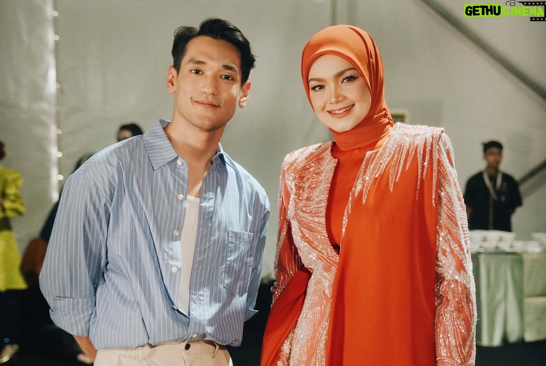 Siti Nurhaliza - 13.2K Likes - Terima kasih @raisa6690 dan @afgan__ sudi ketemu sebelum saya mulakan persembahan 😍

Pestapora 2025 membawa nostalgia pertama kali saya diperkenalkan di Indonesia menerusi lagu Betapaku Cinta Padamu (Aku Cinta Padamu). Lagu ini saya rakamkan semula untuk pasaran Indonesia dan durasinya menjadi 6 minit lebih iaitu pada tahun 1997. Alhamdulillah, bermula dengan lagu tersebut, saya diterima baik di Indonesia dan sambutan yang telah diberikan baru-baru ini sangat menyentuh hati.

Sewaktu hadir ke Pestapora, saya membawa pelukan rakyat Malaysia buat Indonesia. Berlagu, menyanyi, menghidangkan muzik dan inilah yang telah menyatukan kita semua.

Saya terharu membaca komen-komen dari peminat Indonesia serta penonton Pestapora dengan penampilan saya di pentas itu, semoga saya dapat kembali dengan mengadakan acara yang lebih besar lagi di sana.

Saya memilih menyampaikan lagu-lagu saya yang popular di Indonesia dan lagu ciptaan komposer Indonesia juga iaitu Dewiq dan Melly Goeslaw, tidak ketinggalan lagu terbaharu ciptaan @ade_govinda , Menamakanmu Cinta. Saya turut menyampaikan lagu Gerimis Mengundang dan Tiara yang sangat digemari di sana.

Terima kasih team Pestapora yang telah menjemput saya, Ucup tentunya dan juga The Rising band yang mengiringi persembahan saya. Juga kepada @ade_govinda yang sudi bersama-sama mempromosikan single Menamakanmu Cinta.
@pestapora 

#pestapora2025