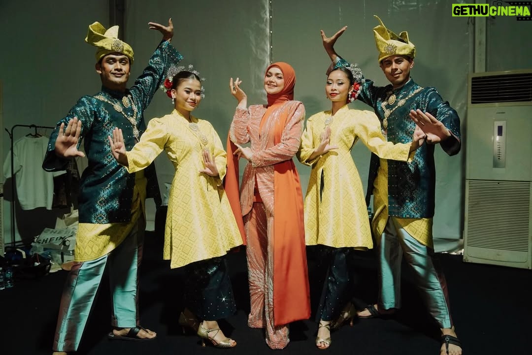 Siti Nurhaliza - 13.2K Likes - Terima kasih @raisa6690 dan @afgan__ sudi ketemu sebelum saya mulakan persembahan 😍

Pestapora 2025 membawa nostalgia pertama kali saya diperkenalkan di Indonesia menerusi lagu Betapaku Cinta Padamu (Aku Cinta Padamu). Lagu ini saya rakamkan semula untuk pasaran Indonesia dan durasinya menjadi 6 minit lebih iaitu pada tahun 1997. Alhamdulillah, bermula dengan lagu tersebut, saya diterima baik di Indonesia dan sambutan yang telah diberikan baru-baru ini sangat menyentuh hati.

Sewaktu hadir ke Pestapora, saya membawa pelukan rakyat Malaysia buat Indonesia. Berlagu, menyanyi, menghidangkan muzik dan inilah yang telah menyatukan kita semua.

Saya terharu membaca komen-komen dari peminat Indonesia serta penonton Pestapora dengan penampilan saya di pentas itu, semoga saya dapat kembali dengan mengadakan acara yang lebih besar lagi di sana.

Saya memilih menyampaikan lagu-lagu saya yang popular di Indonesia dan lagu ciptaan komposer Indonesia juga iaitu Dewiq dan Melly Goeslaw, tidak ketinggalan lagu terbaharu ciptaan @ade_govinda , Menamakanmu Cinta. Saya turut menyampaikan lagu Gerimis Mengundang dan Tiara yang sangat digemari di sana.

Terima kasih team Pestapora yang telah menjemput saya, Ucup tentunya dan juga The Rising band yang mengiringi persembahan saya. Juga kepada @ade_govinda yang sudi bersama-sama mempromosikan single Menamakanmu Cinta.
@pestapora 

#pestapora2025