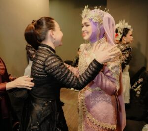 Siti Nurhaliza Instagram - Anugerah Industri Muzik atau AIM menggarap cerita panjang dalam kerjaya saya. Seawal menjadi artis rakaman, saya dimurahkan rezeki untuk menerima pelbagai kategori anugerah dalam acara berprestij ini. Lagu Jerat Percintaan membuka langkah pertama saya diperkenalkan dengan anugerah ini dengan merangkul Artis Baru Terbaik dan Lagu Terbaik. Saya masih remaja, bertutur di hadapan umum juga masih kekok namun itulah sejarah awal saya.

Dahulu, AIM diadakan setiap tahun. Namun selepas 2016, penganjurannya terhenti seketika namun saya dan syarikat tidak pernah berhenti menerbitkan karya, ada AIM atau tidak, saya pasti mengeluarkan album sebagai penghargaan bukan kepada kerjaya sendiri namun ramai karyawan di sebalik sesebuah produksi. Beberapa album dan single yang sangat bererti bagi saya tidak dapat dipertandingkan di AIM selepas itu kerana syarat tarikh penerbitan, termasuk album yang saya hasilkan sewaktu pandemik melanda serta single Anta Permana yang mencipta fenomena buat karier saya selepas melahirkan Siti Aafiyah.

Saya tidak berhenti, saban tahun terus menghasilkan album kerana percaya, untuk bertahan dalam industri, saya tidak boleh sunyi dari berkarya. Tahun ini, saya menghantar 18 pencalonan dengan mematuhi syarat dan kriteria setiap kategori, 5 karya terpilih ke top 5 sudah cukup membanggakan saya. Anugerah dan kemenangan adalah bonus namun jangan berhenti berkarya menjadi keutamaan saya. 

Malam minggu lalu, @anugerahindustrimuzik24 memberi pengiktirafan anugerah Sri Wirama kepada saya, alhamdulillah pada saat saya masih aktif dalam karier serta masih tercalon dalam anugerah ini. Saya terharu menonton video perjalanan seni yang ditayangkan, sokongan para penonton dan peminat, membuatkan saya sebak.

Saya tidak meraih semua ini dengan mudah walaupun Allah mempermudah perjalanan karier saya. Percayalah, untuk meraih apa pun, kita perlu bekerja keras, ikhlas dan tidak lupa asal usul. Percaya bahawa Allah akan selalu mengiringi perjalanan hidup kita dan selalu bersyukur.
@recordingindustrymalaysia @anugerahindustrimuzik24 terima kasih.
👗 @arunsayfulldesiree @_biancabella 💄@epie_temerloh 
📸 @amir_yasin