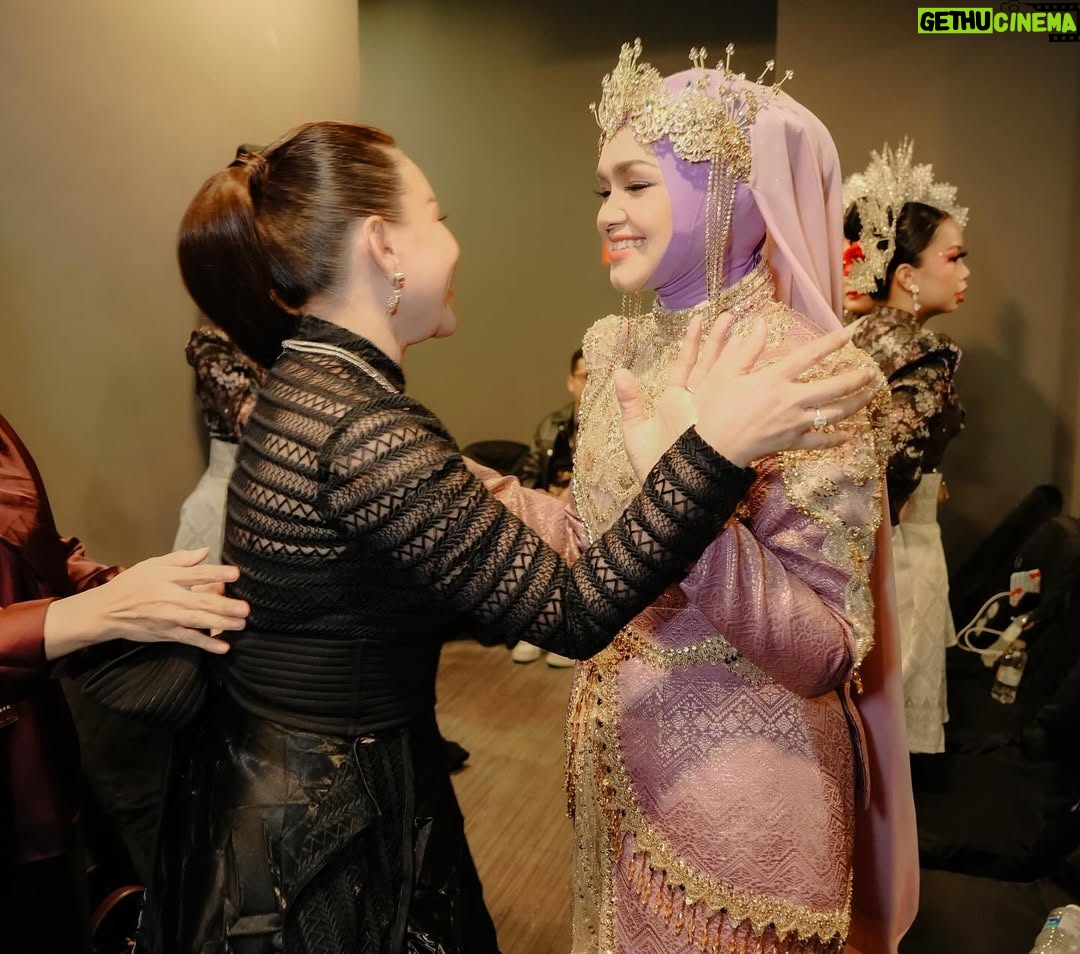 Siti Nurhaliza - 11.1K Likes - Anugerah Industri Muzik atau AIM menggarap cerita panjang dalam kerjaya saya. Seawal menjadi artis rakaman, saya dimurahkan rezeki untuk menerima pelbagai kategori anugerah dalam acara berprestij ini. Lagu Jerat Percintaan membuka langkah pertama saya diperkenalkan dengan anugerah ini dengan merangkul Artis Baru Terbaik dan Lagu Terbaik. Saya masih remaja, bertutur di hadapan umum juga masih kekok namun itulah sejarah awal saya.

Dahulu, AIM diadakan setiap tahun. Namun selepas 2016, penganjurannya terhenti seketika namun saya dan syarikat tidak pernah berhenti menerbitkan karya, ada AIM atau tidak, saya pasti mengeluarkan album sebagai penghargaan bukan kepada kerjaya sendiri namun ramai karyawan di sebalik sesebuah produksi. Beberapa album dan single yang sangat bererti bagi saya tidak dapat dipertandingkan di AIM selepas itu kerana syarat tarikh penerbitan, termasuk album yang saya hasilkan sewaktu pandemik melanda serta single Anta Permana yang mencipta fenomena buat karier saya selepas melahirkan Siti Aafiyah.

Saya tidak berhenti, saban tahun terus menghasilkan album kerana percaya, untuk bertahan dalam industri, saya tidak boleh sunyi dari berkarya. Tahun ini, saya menghantar 18 pencalonan dengan mematuhi syarat dan kriteria setiap kategori, 5 karya terpilih ke top 5 sudah cukup membanggakan saya. Anugerah dan kemenangan adalah bonus namun jangan berhenti berkarya menjadi keutamaan saya. 

Malam minggu lalu, @anugerahindustrimuzik24 memberi pengiktirafan anugerah Sri Wirama kepada saya, alhamdulillah pada saat saya masih aktif dalam karier serta masih tercalon dalam anugerah ini. Saya terharu menonton video perjalanan seni yang ditayangkan, sokongan para penonton dan peminat, membuatkan saya sebak.

Saya tidak meraih semua ini dengan mudah walaupun Allah mempermudah perjalanan karier saya. Percayalah, untuk meraih apa pun, kita perlu bekerja keras, ikhlas dan tidak lupa asal usul. Percaya bahawa Allah akan selalu mengiringi perjalanan hidup kita dan selalu bersyukur.
@recordingindustrymalaysia @anugerahindustrimuzik24 terima kasih.
👗 @arunsayfulldesiree @_biancabella 💄@epie_temerloh 
📸 @amir_yasin