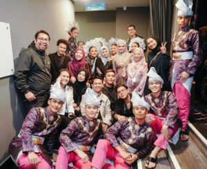 Siti Nurhaliza Instagram - Anugerah Industri Muzik atau AIM menggarap cerita panjang dalam kerjaya saya. Seawal menjadi artis rakaman, saya dimurahkan rezeki untuk menerima pelbagai kategori anugerah dalam acara berprestij ini. Lagu Jerat Percintaan membuka langkah pertama saya diperkenalkan dengan anugerah ini dengan merangkul Artis Baru Terbaik dan Lagu Terbaik. Saya masih remaja, bertutur di hadapan umum juga masih kekok namun itulah sejarah awal saya.

Dahulu, AIM diadakan setiap tahun. Namun selepas 2016, penganjurannya terhenti seketika namun saya dan syarikat tidak pernah berhenti menerbitkan karya, ada AIM atau tidak, saya pasti mengeluarkan album sebagai penghargaan bukan kepada kerjaya sendiri namun ramai karyawan di sebalik sesebuah produksi. Beberapa album dan single yang sangat bererti bagi saya tidak dapat dipertandingkan di AIM selepas itu kerana syarat tarikh penerbitan, termasuk album yang saya hasilkan sewaktu pandemik melanda serta single Anta Permana yang mencipta fenomena buat karier saya selepas melahirkan Siti Aafiyah.

Saya tidak berhenti, saban tahun terus menghasilkan album kerana percaya, untuk bertahan dalam industri, saya tidak boleh sunyi dari berkarya. Tahun ini, saya menghantar 18 pencalonan dengan mematuhi syarat dan kriteria setiap kategori, 5 karya terpilih ke top 5 sudah cukup membanggakan saya. Anugerah dan kemenangan adalah bonus namun jangan berhenti berkarya menjadi keutamaan saya. 

Malam minggu lalu, @anugerahindustrimuzik24 memberi pengiktirafan anugerah Sri Wirama kepada saya, alhamdulillah pada saat saya masih aktif dalam karier serta masih tercalon dalam anugerah ini. Saya terharu menonton video perjalanan seni yang ditayangkan, sokongan para penonton dan peminat, membuatkan saya sebak.

Saya tidak meraih semua ini dengan mudah walaupun Allah mempermudah perjalanan karier saya. Percayalah, untuk meraih apa pun, kita perlu bekerja keras, ikhlas dan tidak lupa asal usul. Percaya bahawa Allah akan selalu mengiringi perjalanan hidup kita dan selalu bersyukur.
@recordingindustrymalaysia @anugerahindustrimuzik24 terima kasih.
👗 @arunsayfulldesiree @_biancabella 💄@epie_temerloh 
📸 @amir_yasin