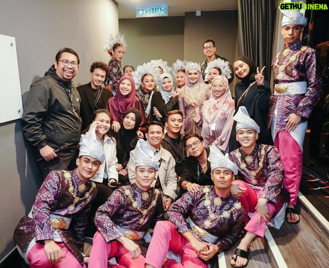Siti Nurhaliza - 11.1K Likes - Anugerah Industri Muzik atau AIM menggarap cerita panjang dalam kerjaya saya. Seawal menjadi artis rakaman, saya dimurahkan rezeki untuk menerima pelbagai kategori anugerah dalam acara berprestij ini. Lagu Jerat Percintaan membuka langkah pertama saya diperkenalkan dengan anugerah ini dengan merangkul Artis Baru Terbaik dan Lagu Terbaik. Saya masih remaja, bertutur di hadapan umum juga masih kekok namun itulah sejarah awal saya.

Dahulu, AIM diadakan setiap tahun. Namun selepas 2016, penganjurannya terhenti seketika namun saya dan syarikat tidak pernah berhenti menerbitkan karya, ada AIM atau tidak, saya pasti mengeluarkan album sebagai penghargaan bukan kepada kerjaya sendiri namun ramai karyawan di sebalik sesebuah produksi. Beberapa album dan single yang sangat bererti bagi saya tidak dapat dipertandingkan di AIM selepas itu kerana syarat tarikh penerbitan, termasuk album yang saya hasilkan sewaktu pandemik melanda serta single Anta Permana yang mencipta fenomena buat karier saya selepas melahirkan Siti Aafiyah.

Saya tidak berhenti, saban tahun terus menghasilkan album kerana percaya, untuk bertahan dalam industri, saya tidak boleh sunyi dari berkarya. Tahun ini, saya menghantar 18 pencalonan dengan mematuhi syarat dan kriteria setiap kategori, 5 karya terpilih ke top 5 sudah cukup membanggakan saya. Anugerah dan kemenangan adalah bonus namun jangan berhenti berkarya menjadi keutamaan saya. 

Malam minggu lalu, @anugerahindustrimuzik24 memberi pengiktirafan anugerah Sri Wirama kepada saya, alhamdulillah pada saat saya masih aktif dalam karier serta masih tercalon dalam anugerah ini. Saya terharu menonton video perjalanan seni yang ditayangkan, sokongan para penonton dan peminat, membuatkan saya sebak.

Saya tidak meraih semua ini dengan mudah walaupun Allah mempermudah perjalanan karier saya. Percayalah, untuk meraih apa pun, kita perlu bekerja keras, ikhlas dan tidak lupa asal usul. Percaya bahawa Allah akan selalu mengiringi perjalanan hidup kita dan selalu bersyukur.
@recordingindustrymalaysia @anugerahindustrimuzik24 terima kasih.
👗 @arunsayfulldesiree @_biancabella 💄@epie_temerloh 
📸 @amir_yasin