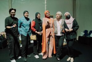 Siti Nurhaliza Instagram - Terima kasih @raisa6690 dan @afgan__ sudi ketemu sebelum saya mulakan persembahan 😍

Pestapora 2025 membawa nostalgia pertama kali saya diperkenalkan di Indonesia menerusi lagu Betapaku Cinta Padamu (Aku Cinta Padamu). Lagu ini saya rakamkan semula untuk pasaran Indonesia dan durasinya menjadi 6 minit lebih iaitu pada tahun 1997. Alhamdulillah, bermula dengan lagu tersebut, saya diterima baik di Indonesia dan sambutan yang telah diberikan baru-baru ini sangat menyentuh hati.

Sewaktu hadir ke Pestapora, saya membawa pelukan rakyat Malaysia buat Indonesia. Berlagu, menyanyi, menghidangkan muzik dan inilah yang telah menyatukan kita semua.

Saya terharu membaca komen-komen dari peminat Indonesia serta penonton Pestapora dengan penampilan saya di pentas itu, semoga saya dapat kembali dengan mengadakan acara yang lebih besar lagi di sana.

Saya memilih menyampaikan lagu-lagu saya yang popular di Indonesia dan lagu ciptaan komposer Indonesia juga iaitu Dewiq dan Melly Goeslaw, tidak ketinggalan lagu terbaharu ciptaan @ade_govinda , Menamakanmu Cinta. Saya turut menyampaikan lagu Gerimis Mengundang dan Tiara yang sangat digemari di sana.

Terima kasih team Pestapora yang telah menjemput saya, Ucup tentunya dan juga The Rising band yang mengiringi persembahan saya. Juga kepada @ade_govinda yang sudi bersama-sama mempromosikan single Menamakanmu Cinta.
@pestapora 

#pestapora2025