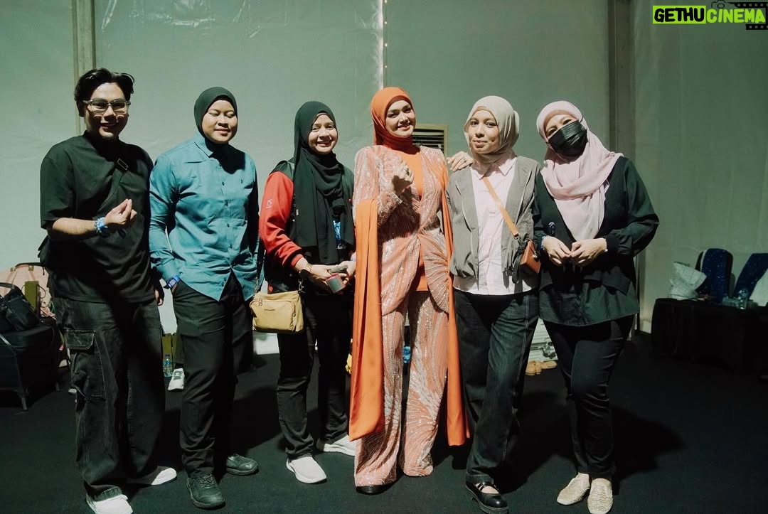 Siti Nurhaliza - 13.2K Likes - Terima kasih @raisa6690 dan @afgan__ sudi ketemu sebelum saya mulakan persembahan 😍

Pestapora 2025 membawa nostalgia pertama kali saya diperkenalkan di Indonesia menerusi lagu Betapaku Cinta Padamu (Aku Cinta Padamu). Lagu ini saya rakamkan semula untuk pasaran Indonesia dan durasinya menjadi 6 minit lebih iaitu pada tahun 1997. Alhamdulillah, bermula dengan lagu tersebut, saya diterima baik di Indonesia dan sambutan yang telah diberikan baru-baru ini sangat menyentuh hati.

Sewaktu hadir ke Pestapora, saya membawa pelukan rakyat Malaysia buat Indonesia. Berlagu, menyanyi, menghidangkan muzik dan inilah yang telah menyatukan kita semua.

Saya terharu membaca komen-komen dari peminat Indonesia serta penonton Pestapora dengan penampilan saya di pentas itu, semoga saya dapat kembali dengan mengadakan acara yang lebih besar lagi di sana.

Saya memilih menyampaikan lagu-lagu saya yang popular di Indonesia dan lagu ciptaan komposer Indonesia juga iaitu Dewiq dan Melly Goeslaw, tidak ketinggalan lagu terbaharu ciptaan @ade_govinda , Menamakanmu Cinta. Saya turut menyampaikan lagu Gerimis Mengundang dan Tiara yang sangat digemari di sana.

Terima kasih team Pestapora yang telah menjemput saya, Ucup tentunya dan juga The Rising band yang mengiringi persembahan saya. Juga kepada @ade_govinda yang sudi bersama-sama mempromosikan single Menamakanmu Cinta.
@pestapora 

#pestapora2025