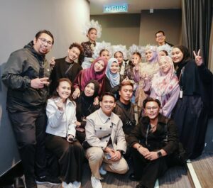 Siti Nurhaliza Instagram - Anugerah Industri Muzik atau AIM menggarap cerita panjang dalam kerjaya saya. Seawal menjadi artis rakaman, saya dimurahkan rezeki untuk menerima pelbagai kategori anugerah dalam acara berprestij ini. Lagu Jerat Percintaan membuka langkah pertama saya diperkenalkan dengan anugerah ini dengan merangkul Artis Baru Terbaik dan Lagu Terbaik. Saya masih remaja, bertutur di hadapan umum juga masih kekok namun itulah sejarah awal saya.

Dahulu, AIM diadakan setiap tahun. Namun selepas 2016, penganjurannya terhenti seketika namun saya dan syarikat tidak pernah berhenti menerbitkan karya, ada AIM atau tidak, saya pasti mengeluarkan album sebagai penghargaan bukan kepada kerjaya sendiri namun ramai karyawan di sebalik sesebuah produksi. Beberapa album dan single yang sangat bererti bagi saya tidak dapat dipertandingkan di AIM selepas itu kerana syarat tarikh penerbitan, termasuk album yang saya hasilkan sewaktu pandemik melanda serta single Anta Permana yang mencipta fenomena buat karier saya selepas melahirkan Siti Aafiyah.

Saya tidak berhenti, saban tahun terus menghasilkan album kerana percaya, untuk bertahan dalam industri, saya tidak boleh sunyi dari berkarya. Tahun ini, saya menghantar 18 pencalonan dengan mematuhi syarat dan kriteria setiap kategori, 5 karya terpilih ke top 5 sudah cukup membanggakan saya. Anugerah dan kemenangan adalah bonus namun jangan berhenti berkarya menjadi keutamaan saya. 

Malam minggu lalu, @anugerahindustrimuzik24 memberi pengiktirafan anugerah Sri Wirama kepada saya, alhamdulillah pada saat saya masih aktif dalam karier serta masih tercalon dalam anugerah ini. Saya terharu menonton video perjalanan seni yang ditayangkan, sokongan para penonton dan peminat, membuatkan saya sebak.

Saya tidak meraih semua ini dengan mudah walaupun Allah mempermudah perjalanan karier saya. Percayalah, untuk meraih apa pun, kita perlu bekerja keras, ikhlas dan tidak lupa asal usul. Percaya bahawa Allah akan selalu mengiringi perjalanan hidup kita dan selalu bersyukur.
@recordingindustrymalaysia @anugerahindustrimuzik24 terima kasih.
👗 @arunsayfulldesiree @_biancabella 💄@epie_temerloh 
📸 @amir_yasin