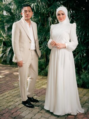Siti Nurhaliza Instagram - Terima kasih buat semua yang telah sudi mendengar, strim dan menonton Menamakanmu Cinta sama ada di platform digital atau di youtube.

Lagu adalah bahasa jiwa, kita boleh mengalirkan emosi dengan alunan muzik dan bait-bait lirik.

Saya terharu dengan sambutan luar biasa lagu ini di Malaysia, Indonesia, Singapura dan Brunei. Terima kasih @ade_govinda kerana mencipta lagu yang mampu menyentuh jiwa-jiwa kita.

👗 @ashraffzainal 
💄 @epie_temerloh 
📸 @ameermohd_2606 

#menamakanmucinta