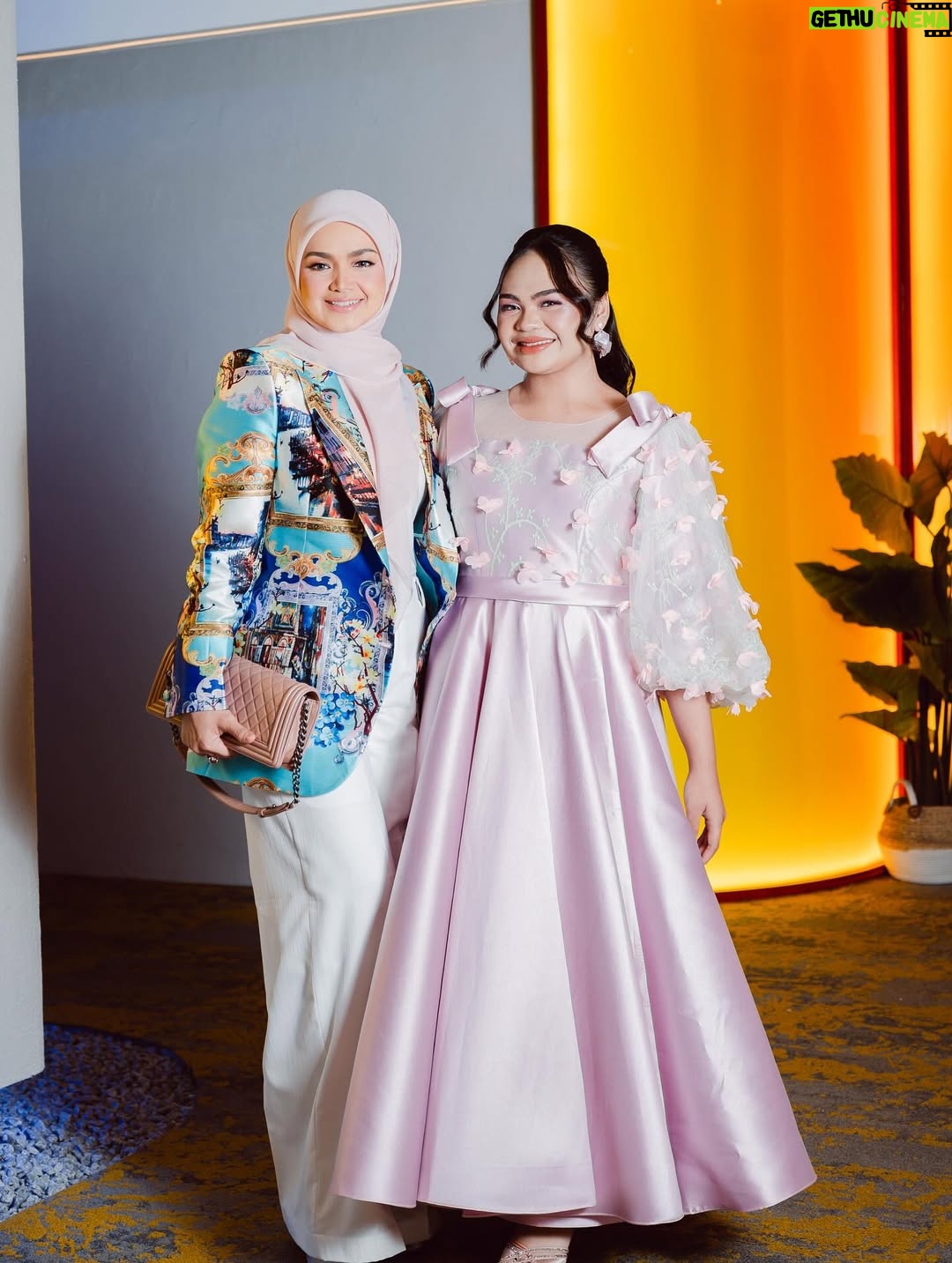 Siti Nurhaliza - 8K Likes - Single Sayap nyanyian Umairah telah dilancarkan pada 16 September di seluruh platform digital dan sidang media diadakan pada 17 September 2025.

Video muzik Sayap juga sudah boleh ditonton di youtube Universal Music Malaysia.

Maklumat Lagu Sayap
Tajuk: Sayap
Artis: Umairah
Penerbit: SN Legacy Sdn. Bhd.
Edaran: Universal Music Sdn Bhd.
Komposer/Lirik: Resa Husin Farouk Roman @resahusin @farouk_roman 
Penerbit: Resa Husin & Farouk Roman @resahusin @farouk_roman 
Penyusun Muzik: Reza Ramsey
Mixing & Mastering: Wan Salleh
Video muzik: @rioproduction 

Venue: @aquietplacemy 
👗 : @nazreen_idris 
💄 Umairah: @atienzamua 
💄 Dato' Sri Siti Nurhaliza: @epie_temerloh 
Doorgift: @qeqoz.hq 
📸 @ameermohd_2606
Emcee: @dayahbakar