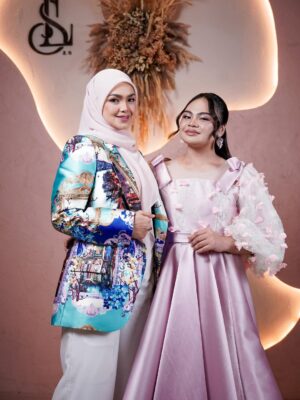 Siti Nurhaliza Instagram - Single Sayap nyanyian Umairah telah dilancarkan pada 16 September di seluruh platform digital dan sidang media diadakan pada 17 September 2025.

Video muzik Sayap juga sudah boleh ditonton di youtube Universal Music Malaysia.

Maklumat Lagu Sayap
Tajuk: Sayap
Artis: Umairah
Penerbit: SN Legacy Sdn. Bhd.
Edaran: Universal Music Sdn Bhd.
Komposer/Lirik: Resa Husin Farouk Roman @resahusin @farouk_roman 
Penerbit: Resa Husin & Farouk Roman @resahusin @farouk_roman 
Penyusun Muzik: Reza Ramsey
Mixing & Mastering: Wan Salleh
Video muzik: @rioproduction 

Venue: @aquietplacemy 
👗 : @nazreen_idris 
💄 Umairah: @atienzamua 
💄 Dato' Sri Siti Nurhaliza: @epie_temerloh 
Doorgift: @qeqoz.hq 
📸 @ameermohd_2606
Emcee: @dayahbakar