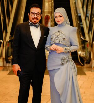 Siti Nurhaliza Instagram - Anugerah Industri Muzik atau AIM menggarap cerita panjang dalam kerjaya saya. Seawal menjadi artis rakaman, saya dimurahkan rezeki untuk menerima pelbagai kategori anugerah dalam acara berprestij ini. Lagu Jerat Percintaan membuka langkah pertama saya diperkenalkan dengan anugerah ini dengan merangkul Artis Baru Terbaik dan Lagu Terbaik. Saya masih remaja, bertutur di hadapan umum juga masih kekok namun itulah sejarah awal saya.

Dahulu, AIM diadakan setiap tahun. Namun selepas 2016, penganjurannya terhenti seketika namun saya dan syarikat tidak pernah berhenti menerbitkan karya, ada AIM atau tidak, saya pasti mengeluarkan album sebagai penghargaan bukan kepada kerjaya sendiri namun ramai karyawan di sebalik sesebuah produksi. Beberapa album dan single yang sangat bererti bagi saya tidak dapat dipertandingkan di AIM selepas itu kerana syarat tarikh penerbitan, termasuk album yang saya hasilkan sewaktu pandemik melanda serta single Anta Permana yang mencipta fenomena buat karier saya selepas melahirkan Siti Aafiyah.

Saya tidak berhenti, saban tahun terus menghasilkan album kerana percaya, untuk bertahan dalam industri, saya tidak boleh sunyi dari berkarya. Tahun ini, saya menghantar 18 pencalonan dengan mematuhi syarat dan kriteria setiap kategori, 5 karya terpilih ke top 5 sudah cukup membanggakan saya. Anugerah dan kemenangan adalah bonus namun jangan berhenti berkarya menjadi keutamaan saya. 

Malam minggu lalu, @anugerahindustrimuzik24 memberi pengiktirafan anugerah Sri Wirama kepada saya, alhamdulillah pada saat saya masih aktif dalam karier serta masih tercalon dalam anugerah ini. Saya terharu menonton video perjalanan seni yang ditayangkan, sokongan para penonton dan peminat, membuatkan saya sebak.

Saya tidak meraih semua ini dengan mudah walaupun Allah mempermudah perjalanan karier saya. Percayalah, untuk meraih apa pun, kita perlu bekerja keras, ikhlas dan tidak lupa asal usul. Percaya bahawa Allah akan selalu mengiringi perjalanan hidup kita dan selalu bersyukur.
@recordingindustrymalaysia @anugerahindustrimuzik24 terima kasih.
👗 @arunsayfulldesiree @_biancabella 💄@epie_temerloh 
📸 @amir_yasin