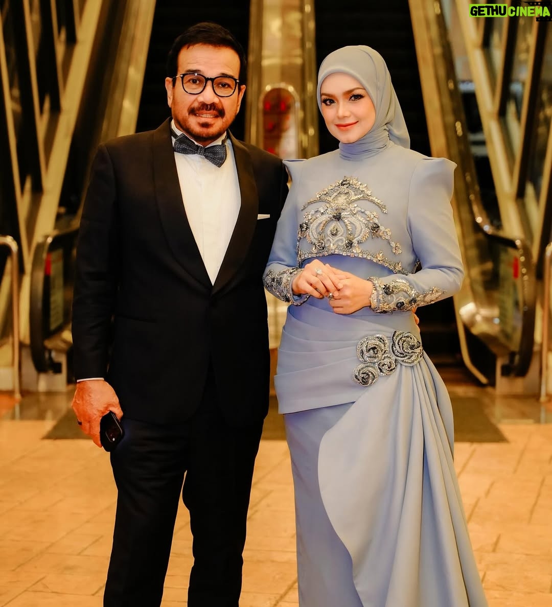 Siti Nurhaliza - 18.1K Likes - Anugerah Industri Muzik atau AIM menggarap cerita panjang dalam kerjaya saya. Seawal menjadi artis rakaman, saya dimurahkan rezeki untuk menerima pelbagai kategori anugerah dalam acara berprestij ini. Lagu Jerat Percintaan membuka langkah pertama saya diperkenalkan dengan anugerah ini dengan merangkul Artis Baru Terbaik dan Lagu Terbaik. Saya masih remaja, bertutur di hadapan umum juga masih kekok namun itulah sejarah awal saya.

Dahulu, AIM diadakan setiap tahun. Namun selepas 2016, penganjurannya terhenti seketika namun saya dan syarikat tidak pernah berhenti menerbitkan karya, ada AIM atau tidak, saya pasti mengeluarkan album sebagai penghargaan bukan kepada kerjaya sendiri namun ramai karyawan di sebalik sesebuah produksi. Beberapa album dan single yang sangat bererti bagi saya tidak dapat dipertandingkan di AIM selepas itu kerana syarat tarikh penerbitan, termasuk album yang saya hasilkan sewaktu pandemik melanda serta single Anta Permana yang mencipta fenomena buat karier saya selepas melahirkan Siti Aafiyah.

Saya tidak berhenti, saban tahun terus menghasilkan album kerana percaya, untuk bertahan dalam industri, saya tidak boleh sunyi dari berkarya. Tahun ini, saya menghantar 18 pencalonan dengan mematuhi syarat dan kriteria setiap kategori, 5 karya terpilih ke top 5 sudah cukup membanggakan saya. Anugerah dan kemenangan adalah bonus namun jangan berhenti berkarya menjadi keutamaan saya. 

Malam minggu lalu, @anugerahindustrimuzik24 memberi pengiktirafan anugerah Sri Wirama kepada saya, alhamdulillah pada saat saya masih aktif dalam karier serta masih tercalon dalam anugerah ini. Saya terharu menonton video perjalanan seni yang ditayangkan, sokongan para penonton dan peminat, membuatkan saya sebak.

Saya tidak meraih semua ini dengan mudah walaupun Allah mempermudah perjalanan karier saya. Percayalah, untuk meraih apa pun, kita perlu bekerja keras, ikhlas dan tidak lupa asal usul. Percaya bahawa Allah akan selalu mengiringi perjalanan hidup kita dan selalu bersyukur.
@recordingindustrymalaysia @anugerahindustrimuzik24 terima kasih.
👗 @arunsayfulldesiree @_biancabella 💄@epie_temerloh 
📸 @amir_yasin