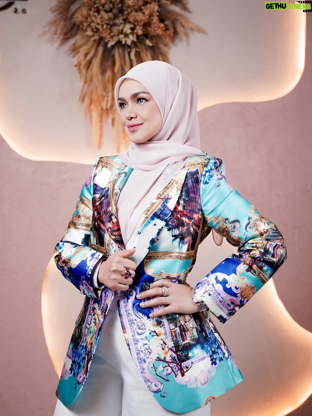 Siti Nurhaliza - 8K Likes - Single Sayap nyanyian Umairah telah dilancarkan pada 16 September di seluruh platform digital dan sidang media diadakan pada 17 September 2025.

Video muzik Sayap juga sudah boleh ditonton di youtube Universal Music Malaysia.

Maklumat Lagu Sayap
Tajuk: Sayap
Artis: Umairah
Penerbit: SN Legacy Sdn. Bhd.
Edaran: Universal Music Sdn Bhd.
Komposer/Lirik: Resa Husin Farouk Roman @resahusin @farouk_roman 
Penerbit: Resa Husin & Farouk Roman @resahusin @farouk_roman 
Penyusun Muzik: Reza Ramsey
Mixing & Mastering: Wan Salleh
Video muzik: @rioproduction 

Venue: @aquietplacemy 
👗 : @nazreen_idris 
💄 Umairah: @atienzamua 
💄 Dato' Sri Siti Nurhaliza: @epie_temerloh 
Doorgift: @qeqoz.hq 
📸 @ameermohd_2606
Emcee: @dayahbakar