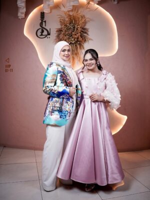 Siti Nurhaliza Instagram - Single Sayap nyanyian Umairah telah dilancarkan pada 16 September di seluruh platform digital dan sidang media diadakan pada 17 September 2025.

Video muzik Sayap juga sudah boleh ditonton di youtube Universal Music Malaysia.

Maklumat Lagu Sayap
Tajuk: Sayap
Artis: Umairah
Penerbit: SN Legacy Sdn. Bhd.
Edaran: Universal Music Sdn Bhd.
Komposer/Lirik: Resa Husin Farouk Roman @resahusin @farouk_roman 
Penerbit: Resa Husin & Farouk Roman @resahusin @farouk_roman 
Penyusun Muzik: Reza Ramsey
Mixing & Mastering: Wan Salleh
Video muzik: @rioproduction 

Venue: @aquietplacemy 
👗 : @nazreen_idris 
💄 Umairah: @atienzamua 
💄 Dato' Sri Siti Nurhaliza: @epie_temerloh 
Doorgift: @qeqoz.hq 
📸 @ameermohd_2606
Emcee: @dayahbakar