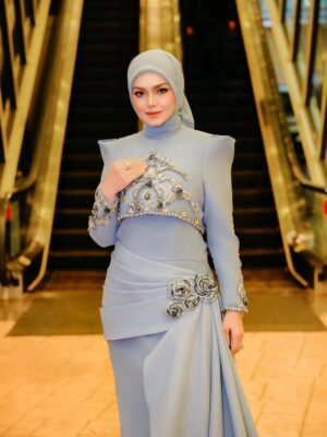 Siti Nurhaliza Instagram - Busana pertama sewaktu hadir ke Anugerah Industri Muzik ke -24. #aim24 

👗 @arunsayfulldesiree 
💄 @ctdk 
📸 @amir_yasin