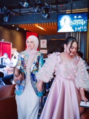 Siti Nurhaliza Instagram - Single Sayap nyanyian Umairah telah dilancarkan pada 16 September di seluruh platform digital dan sidang media diadakan pada 17 September 2025.

Video muzik Sayap juga sudah boleh ditonton di youtube Universal Music Malaysia.

Maklumat Lagu Sayap
Tajuk: Sayap
Artis: Umairah
Penerbit: SN Legacy Sdn. Bhd.
Edaran: Universal Music Sdn Bhd.
Komposer/Lirik: Resa Husin Farouk Roman @resahusin @farouk_roman 
Penerbit: Resa Husin & Farouk Roman @resahusin @farouk_roman 
Penyusun Muzik: Reza Ramsey
Mixing & Mastering: Wan Salleh
Video muzik: @rioproduction 

Venue: @aquietplacemy 
👗 : @nazreen_idris 
💄 Umairah: @atienzamua 
💄 Dato' Sri Siti Nurhaliza: @epie_temerloh 
Doorgift: @qeqoz.hq 
📸 @ameermohd_2606
Emcee: @dayahbakar