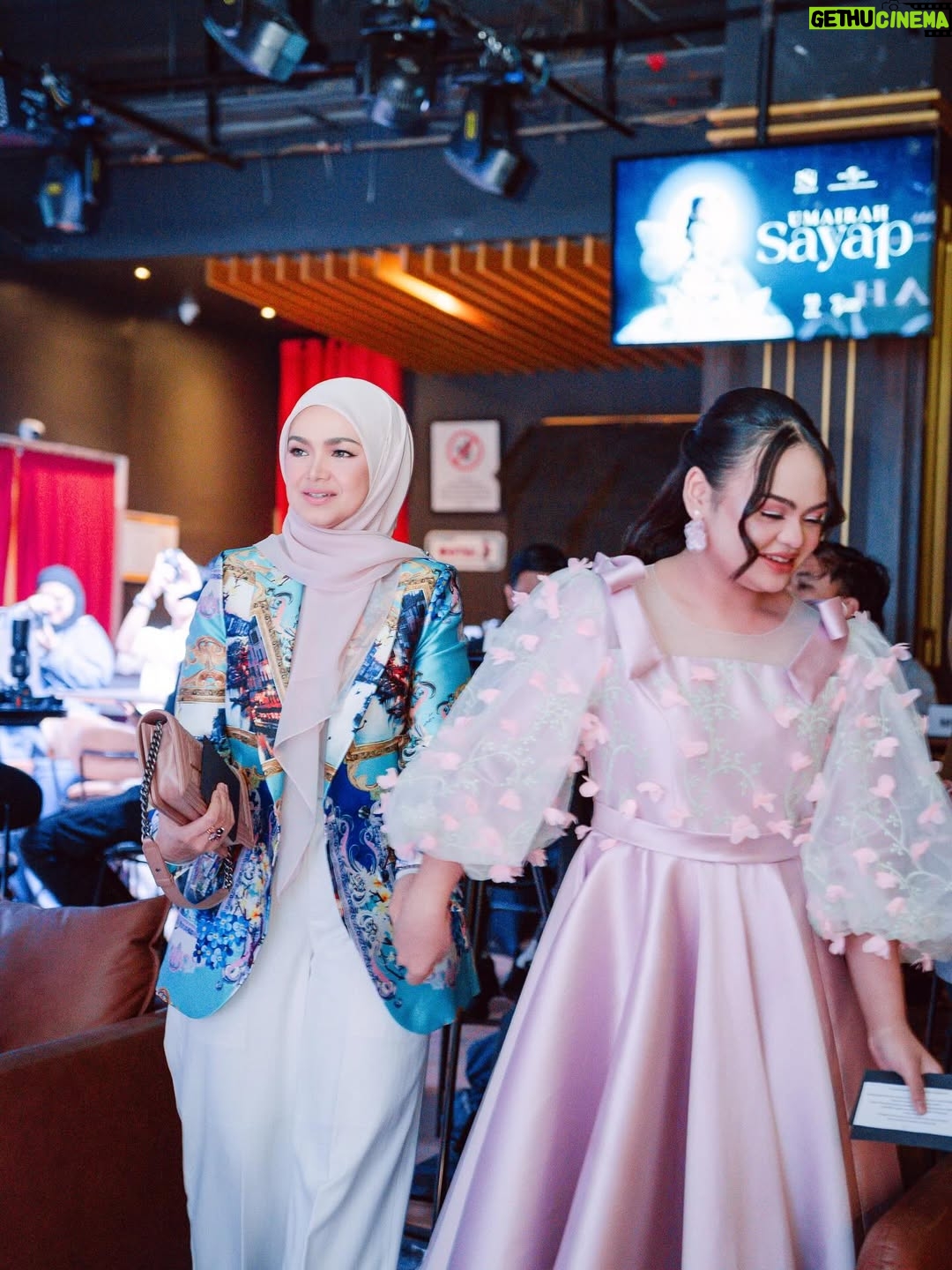 Siti Nurhaliza - 8K Likes - Single Sayap nyanyian Umairah telah dilancarkan pada 16 September di seluruh platform digital dan sidang media diadakan pada 17 September 2025.

Video muzik Sayap juga sudah boleh ditonton di youtube Universal Music Malaysia.

Maklumat Lagu Sayap
Tajuk: Sayap
Artis: Umairah
Penerbit: SN Legacy Sdn. Bhd.
Edaran: Universal Music Sdn Bhd.
Komposer/Lirik: Resa Husin Farouk Roman @resahusin @farouk_roman 
Penerbit: Resa Husin & Farouk Roman @resahusin @farouk_roman 
Penyusun Muzik: Reza Ramsey
Mixing & Mastering: Wan Salleh
Video muzik: @rioproduction 

Venue: @aquietplacemy 
👗 : @nazreen_idris 
💄 Umairah: @atienzamua 
💄 Dato' Sri Siti Nurhaliza: @epie_temerloh 
Doorgift: @qeqoz.hq 
📸 @ameermohd_2606
Emcee: @dayahbakar