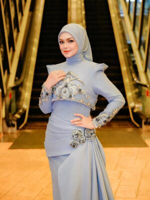 Siti Nurhaliza Instagram - Busana pertama sewaktu hadir ke Anugerah Industri Muzik ke -24. #aim24 

👗 @arunsayfulldesiree 
💄 @ctdk 
📸 @amir_yasin