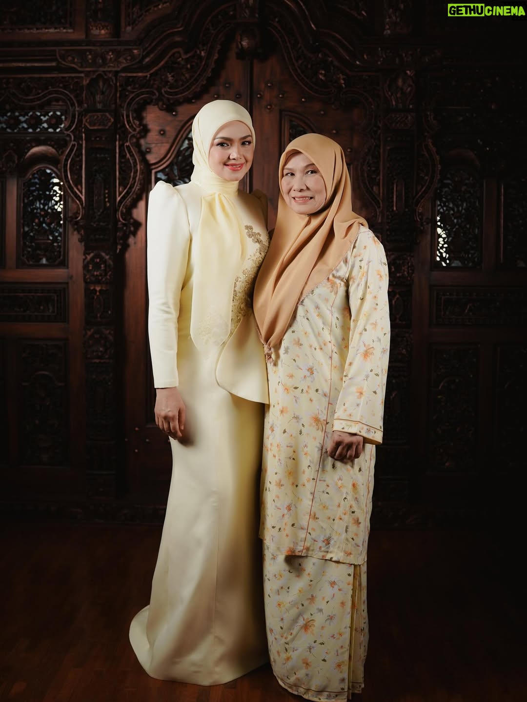 Siti Nurhaliza - 33.2K Likes - Inilah watak utama atau watak sebenar dalam video muzik #menamakanmucinta kerana mampu membuatkan penonton mengalirkan airmata. Mereka pelakon hebat yang saya kagumi iaitu Kakak @rosnahjohari_rj dan Abang @razak_ahmad67 .

Apabila camera on dan arahan diterima, adegan saya menziarah Kak Rosnah ketika sakit, itu adalah airmata secara spontan, saya mendapatkan emosi tersebut daripada Kak Rosnah.

Terima kasih sekali lagi kepada Kak Rosnah dan Abang Razak kerana sudi menjayakan video muzik #menamakanmucinta