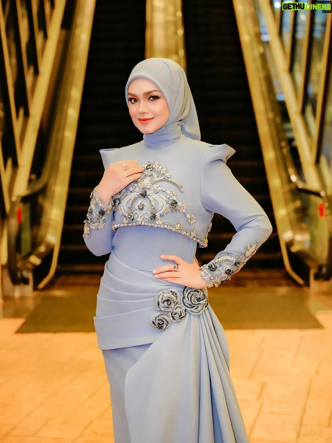 Siti Nurhaliza - 23.2K Likes - Busana pertama sewaktu hadir ke Anugerah Industri Muzik ke -24. #aim24 

👗 @arunsayfulldesiree 
💄 @ctdk 
📸 @amir_yasin