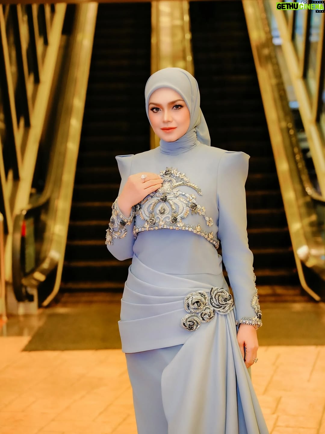 Siti Nurhaliza - 23.2K Likes - Busana pertama sewaktu hadir ke Anugerah Industri Muzik ke -24. #aim24 

👗 @arunsayfulldesiree 
💄 @ctdk 
📸 @amir_yasin