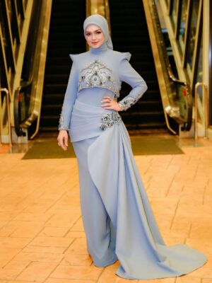 Siti Nurhaliza Instagram - Busana pertama sewaktu hadir ke Anugerah Industri Muzik ke -24. #aim24 

👗 @arunsayfulldesiree 
💄 @ctdk 
📸 @amir_yasin
