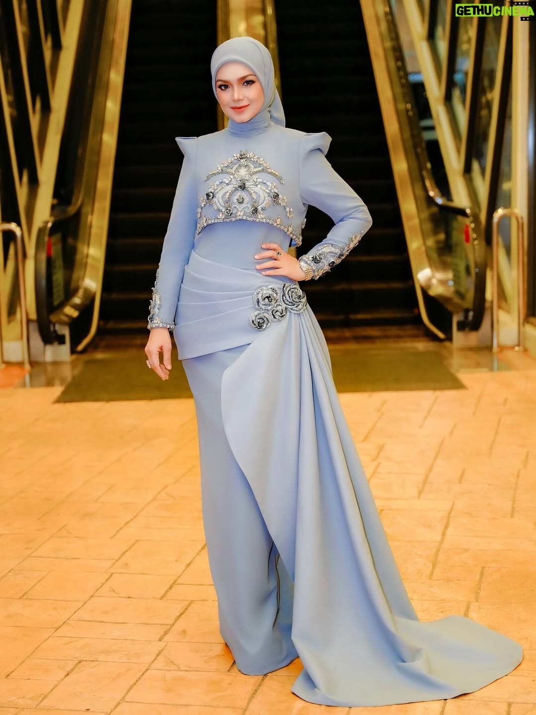 Siti Nurhaliza - 23.2K Likes - Busana pertama sewaktu hadir ke Anugerah Industri Muzik ke -24. #aim24 

👗 @arunsayfulldesiree 
💄 @ctdk 
📸 @amir_yasin