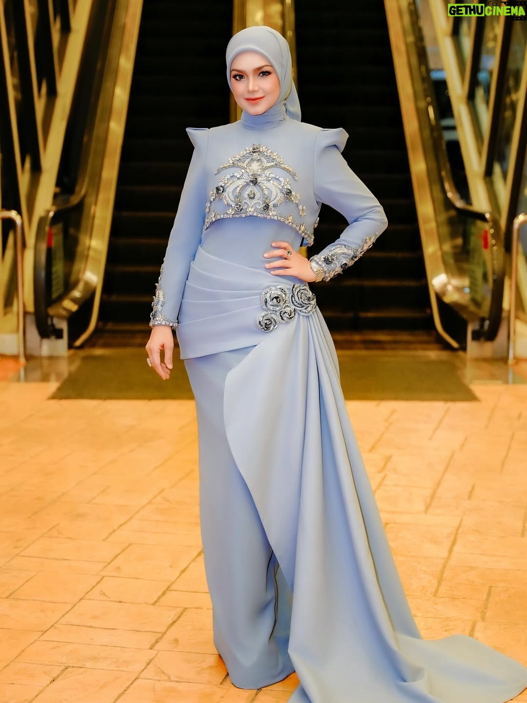 Siti Nurhaliza - 23.2K Likes - Busana pertama sewaktu hadir ke Anugerah Industri Muzik ke -24. #aim24 

👗 @arunsayfulldesiree 
💄 @ctdk 
📸 @amir_yasin