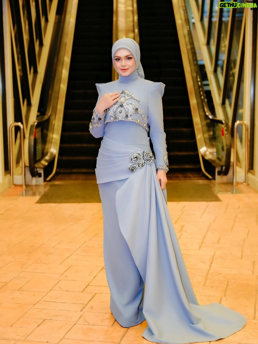 Siti Nurhaliza - 23.2K Likes - Busana pertama sewaktu hadir ke Anugerah Industri Muzik ke -24. #aim24 

👗 @arunsayfulldesiree 
💄 @ctdk 
📸 @amir_yasin