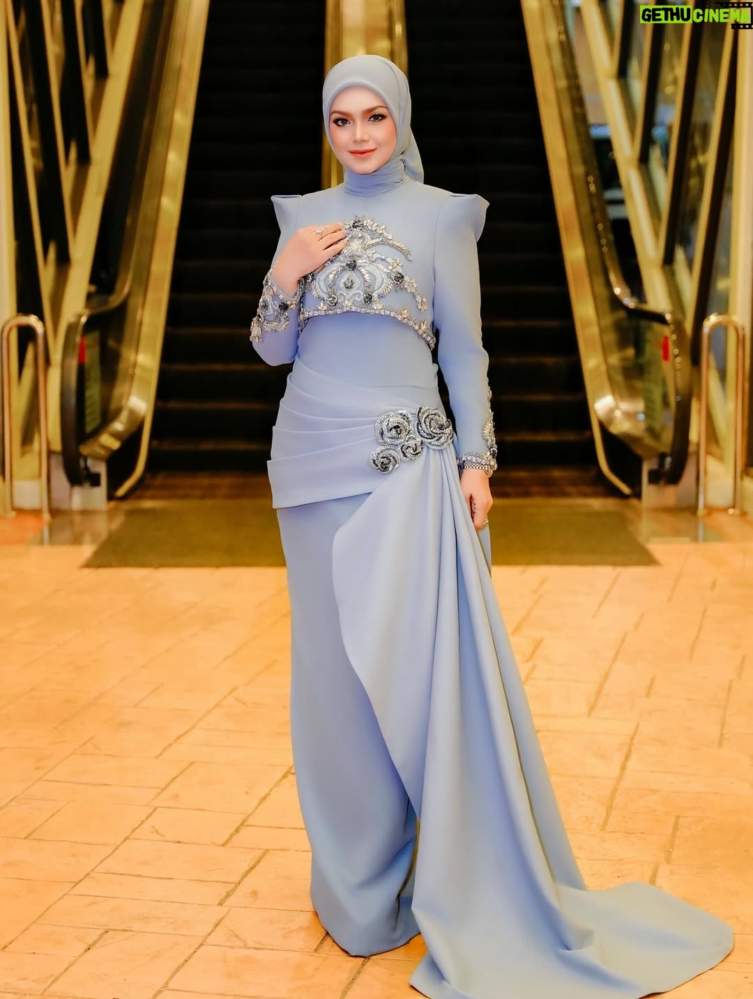 Siti Nurhaliza - 23.2K Likes - Busana pertama sewaktu hadir ke Anugerah Industri Muzik ke -24. #aim24 

👗 @arunsayfulldesiree 
💄 @ctdk 
📸 @amir_yasin