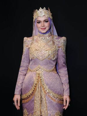 Siti Nurhaliza Instagram - Busana untuk persembahan di Anugerah Industri Muzik-24.

👗 @_biancabella 
💄 @epie_temerloh @ctdk 
📸 @amir_yasin