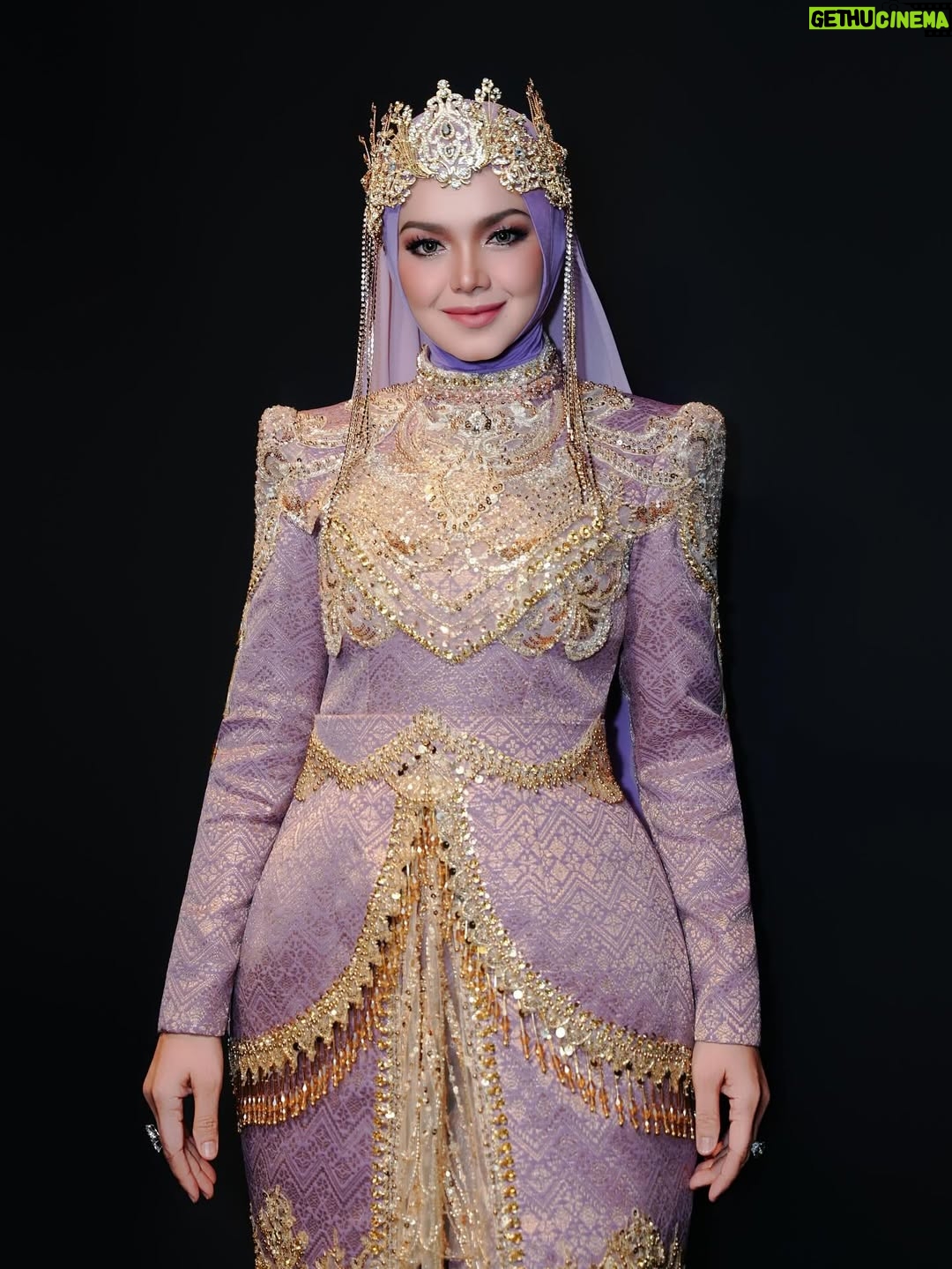 Siti Nurhaliza - 16.9K Likes - Busana untuk persembahan di Anugerah Industri Muzik-24.

👗 @_biancabella 
💄 @epie_temerloh @ctdk 
📸 @amir_yasin