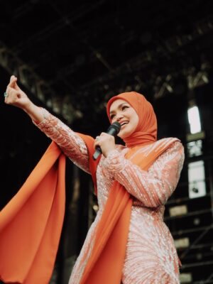 Siti Nurhaliza Instagram - Pestapora 2025 membawa nostalgia pertama kali saya diperkenalkan di Indonesia menerusi lagu Betapaku Cinta Padamu (Aku Cinta Padamu). Lagu ini saya rakamkan semula untuk pasaran Indonesia dan durasinya menjadi 6 minit lebih iaitu pada tahun 1997. Alhamdulillah, bermula dengan lagu tersebut, saya diterima baik di Indonesia dan sambutan yang telah diberikan baru-baru ini sangat menyentuh hati.

Sewaktu hadir ke Pestapora, saya membawa pelukan rakyat Malaysia buat Indonesia. Berlagu, menyanyi, menghidangkan muzik dan inilah yang telah menyatukan kita semua.

Saya terharu membaca komen-komen dari peminat Indonesia serta penonton Pestapora dengan penampilan saya di pentas itu, semoga saya dapat kembali dengan mengadakan acara yang lebih besar lagi di sana.

Saya memilih menyampaikan lagu-lagu saya yang popular di Indonesia dan lagu ciptaan komposer Indonesia juga iaitu Dewiq dan Melly Goeslaw, tidak ketinggalan lagu terbaharu ciptaan @ade_govinda , Menamakanmu Cinta. Saya turut menyampaikan lagu Gerimis Mengundang dan Tiara yang sangat digemari di sana.

Terima kasih team Pestapora yang telah menjemput saya, Ucup tentunya dan juga The Rising band yang mengiringi persembahan saya. Juga kepada @ade_govinda yang sudi bersama-sama mempromosikan single Menamakanmu Cinta.
@pestapora 

#pestapora2025