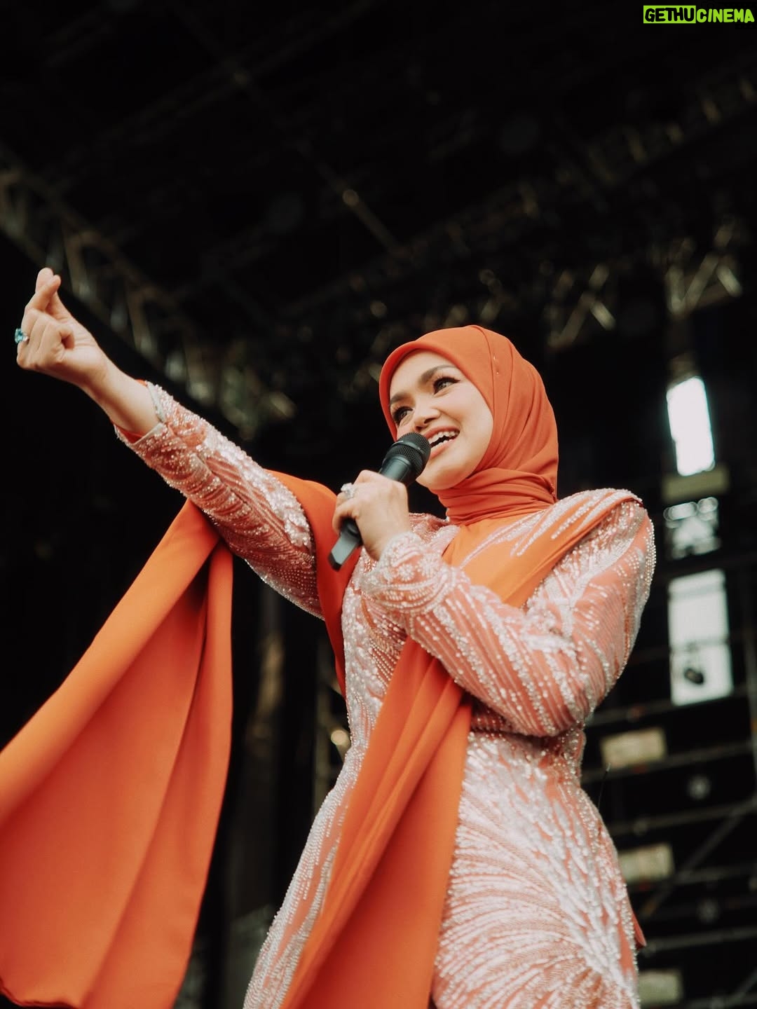 Siti Nurhaliza - 5.8K Likes - Pestapora 2025 membawa nostalgia pertama kali saya diperkenalkan di Indonesia menerusi lagu Betapaku Cinta Padamu (Aku Cinta Padamu). Lagu ini saya rakamkan semula untuk pasaran Indonesia dan durasinya menjadi 6 minit lebih iaitu pada tahun 1997. Alhamdulillah, bermula dengan lagu tersebut, saya diterima baik di Indonesia dan sambutan yang telah diberikan baru-baru ini sangat menyentuh hati.

Sewaktu hadir ke Pestapora, saya membawa pelukan rakyat Malaysia buat Indonesia. Berlagu, menyanyi, menghidangkan muzik dan inilah yang telah menyatukan kita semua.

Saya terharu membaca komen-komen dari peminat Indonesia serta penonton Pestapora dengan penampilan saya di pentas itu, semoga saya dapat kembali dengan mengadakan acara yang lebih besar lagi di sana.

Saya memilih menyampaikan lagu-lagu saya yang popular di Indonesia dan lagu ciptaan komposer Indonesia juga iaitu Dewiq dan Melly Goeslaw, tidak ketinggalan lagu terbaharu ciptaan @ade_govinda , Menamakanmu Cinta. Saya turut menyampaikan lagu Gerimis Mengundang dan Tiara yang sangat digemari di sana.

Terima kasih team Pestapora yang telah menjemput saya, Ucup tentunya dan juga The Rising band yang mengiringi persembahan saya. Juga kepada @ade_govinda yang sudi bersama-sama mempromosikan single Menamakanmu Cinta.
@pestapora 

#pestapora2025