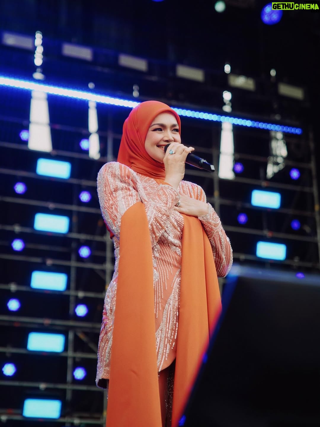 Siti Nurhaliza - 5.8K Likes - Pestapora 2025 membawa nostalgia pertama kali saya diperkenalkan di Indonesia menerusi lagu Betapaku Cinta Padamu (Aku Cinta Padamu). Lagu ini saya rakamkan semula untuk pasaran Indonesia dan durasinya menjadi 6 minit lebih iaitu pada tahun 1997. Alhamdulillah, bermula dengan lagu tersebut, saya diterima baik di Indonesia dan sambutan yang telah diberikan baru-baru ini sangat menyentuh hati.

Sewaktu hadir ke Pestapora, saya membawa pelukan rakyat Malaysia buat Indonesia. Berlagu, menyanyi, menghidangkan muzik dan inilah yang telah menyatukan kita semua.

Saya terharu membaca komen-komen dari peminat Indonesia serta penonton Pestapora dengan penampilan saya di pentas itu, semoga saya dapat kembali dengan mengadakan acara yang lebih besar lagi di sana.

Saya memilih menyampaikan lagu-lagu saya yang popular di Indonesia dan lagu ciptaan komposer Indonesia juga iaitu Dewiq dan Melly Goeslaw, tidak ketinggalan lagu terbaharu ciptaan @ade_govinda , Menamakanmu Cinta. Saya turut menyampaikan lagu Gerimis Mengundang dan Tiara yang sangat digemari di sana.

Terima kasih team Pestapora yang telah menjemput saya, Ucup tentunya dan juga The Rising band yang mengiringi persembahan saya. Juga kepada @ade_govinda yang sudi bersama-sama mempromosikan single Menamakanmu Cinta.
@pestapora 

#pestapora2025