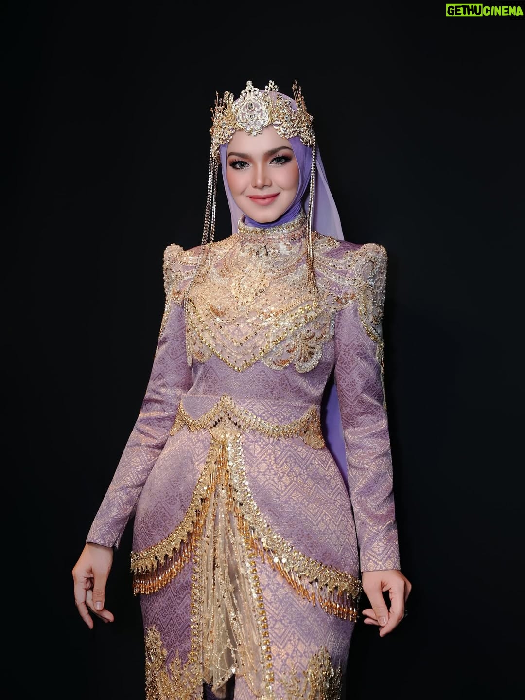 Siti Nurhaliza - 16.9K Likes - Busana untuk persembahan di Anugerah Industri Muzik-24.

👗 @_biancabella 
💄 @epie_temerloh @ctdk 
📸 @amir_yasin