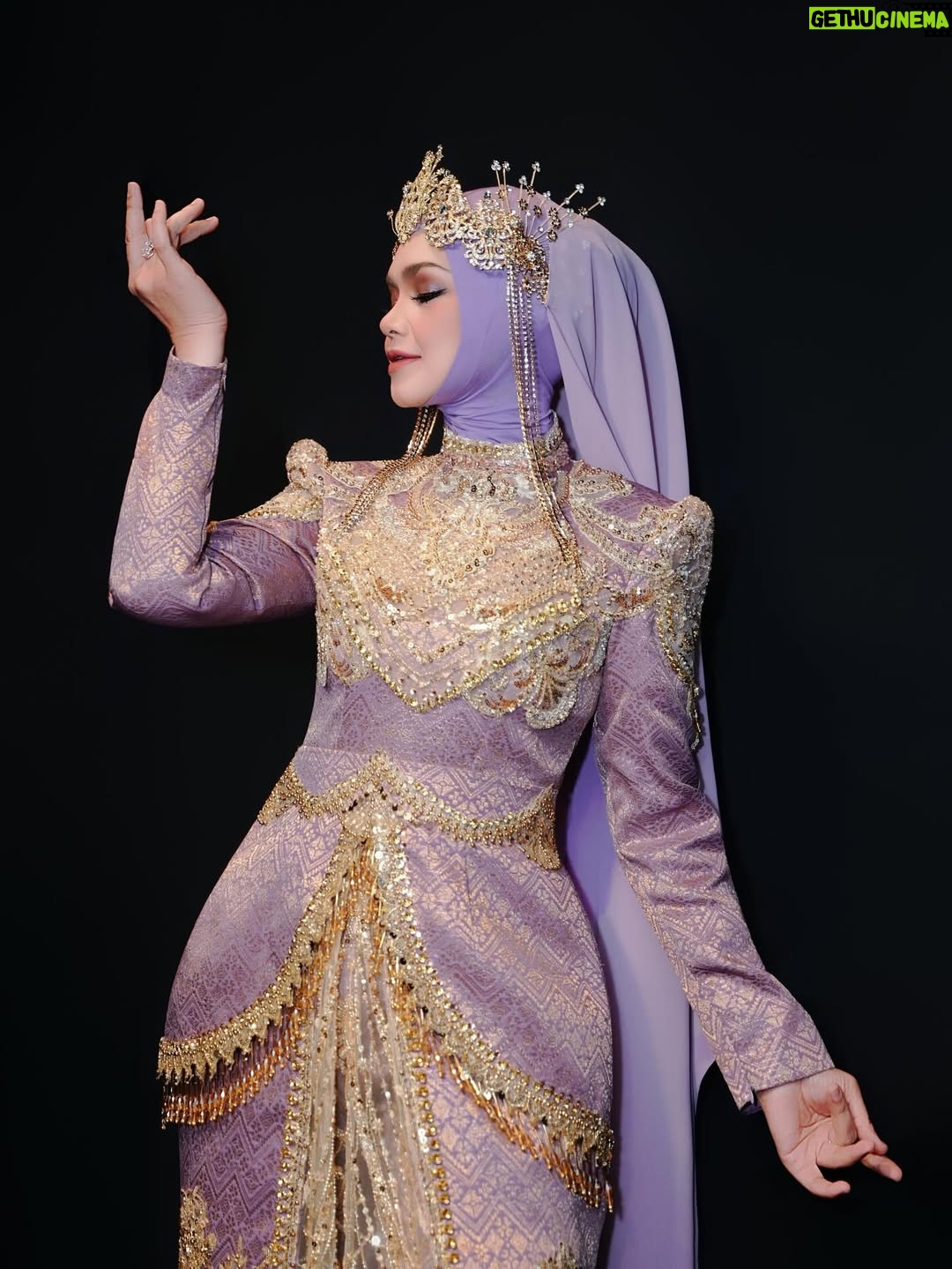 Siti Nurhaliza - 16.9K Likes - Busana untuk persembahan di Anugerah Industri Muzik-24.

👗 @_biancabella 
💄 @epie_temerloh @ctdk 
📸 @amir_yasin