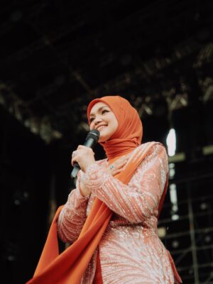 Siti Nurhaliza Instagram - Pestapora 2025 membawa nostalgia pertama kali saya diperkenalkan di Indonesia menerusi lagu Betapaku Cinta Padamu (Aku Cinta Padamu). Lagu ini saya rakamkan semula untuk pasaran Indonesia dan durasinya menjadi 6 minit lebih iaitu pada tahun 1997. Alhamdulillah, bermula dengan lagu tersebut, saya diterima baik di Indonesia dan sambutan yang telah diberikan baru-baru ini sangat menyentuh hati.

Sewaktu hadir ke Pestapora, saya membawa pelukan rakyat Malaysia buat Indonesia. Berlagu, menyanyi, menghidangkan muzik dan inilah yang telah menyatukan kita semua.

Saya terharu membaca komen-komen dari peminat Indonesia serta penonton Pestapora dengan penampilan saya di pentas itu, semoga saya dapat kembali dengan mengadakan acara yang lebih besar lagi di sana.

Saya memilih menyampaikan lagu-lagu saya yang popular di Indonesia dan lagu ciptaan komposer Indonesia juga iaitu Dewiq dan Melly Goeslaw, tidak ketinggalan lagu terbaharu ciptaan @ade_govinda , Menamakanmu Cinta. Saya turut menyampaikan lagu Gerimis Mengundang dan Tiara yang sangat digemari di sana.

Terima kasih team Pestapora yang telah menjemput saya, Ucup tentunya dan juga The Rising band yang mengiringi persembahan saya. Juga kepada @ade_govinda yang sudi bersama-sama mempromosikan single Menamakanmu Cinta.
@pestapora 

#pestapora2025