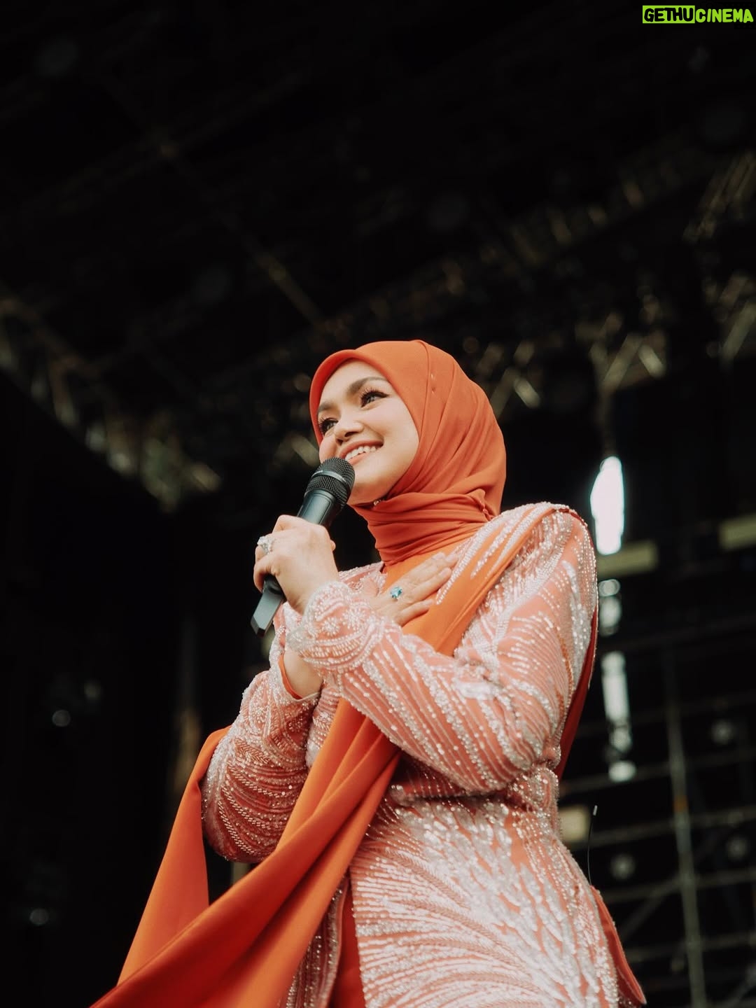 Siti Nurhaliza - 5.8K Likes - Pestapora 2025 membawa nostalgia pertama kali saya diperkenalkan di Indonesia menerusi lagu Betapaku Cinta Padamu (Aku Cinta Padamu). Lagu ini saya rakamkan semula untuk pasaran Indonesia dan durasinya menjadi 6 minit lebih iaitu pada tahun 1997. Alhamdulillah, bermula dengan lagu tersebut, saya diterima baik di Indonesia dan sambutan yang telah diberikan baru-baru ini sangat menyentuh hati.

Sewaktu hadir ke Pestapora, saya membawa pelukan rakyat Malaysia buat Indonesia. Berlagu, menyanyi, menghidangkan muzik dan inilah yang telah menyatukan kita semua.

Saya terharu membaca komen-komen dari peminat Indonesia serta penonton Pestapora dengan penampilan saya di pentas itu, semoga saya dapat kembali dengan mengadakan acara yang lebih besar lagi di sana.

Saya memilih menyampaikan lagu-lagu saya yang popular di Indonesia dan lagu ciptaan komposer Indonesia juga iaitu Dewiq dan Melly Goeslaw, tidak ketinggalan lagu terbaharu ciptaan @ade_govinda , Menamakanmu Cinta. Saya turut menyampaikan lagu Gerimis Mengundang dan Tiara yang sangat digemari di sana.

Terima kasih team Pestapora yang telah menjemput saya, Ucup tentunya dan juga The Rising band yang mengiringi persembahan saya. Juga kepada @ade_govinda yang sudi bersama-sama mempromosikan single Menamakanmu Cinta.
@pestapora 

#pestapora2025