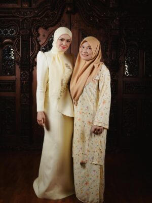 Siti Nurhaliza Instagram - Inilah watak utama atau watak sebenar dalam video muzik #menamakanmucinta kerana mampu membuatkan penonton mengalirkan airmata. Mereka pelakon hebat yang saya kagumi iaitu Kakak @rosnahjohari_rj dan Abang @razak_ahmad67 .

Apabila camera on dan arahan diterima, adegan saya menziarah Kak Rosnah ketika sakit, itu adalah airmata secara spontan, saya mendapatkan emosi tersebut daripada Kak Rosnah.

Terima kasih sekali lagi kepada Kak Rosnah dan Abang Razak kerana sudi menjayakan video muzik #menamakanmucinta