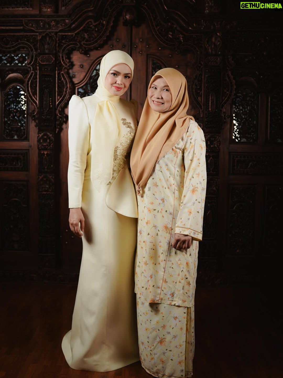 Siti Nurhaliza - 33.2K Likes - Inilah watak utama atau watak sebenar dalam video muzik #menamakanmucinta kerana mampu membuatkan penonton mengalirkan airmata. Mereka pelakon hebat yang saya kagumi iaitu Kakak @rosnahjohari_rj dan Abang @razak_ahmad67 .

Apabila camera on dan arahan diterima, adegan saya menziarah Kak Rosnah ketika sakit, itu adalah airmata secara spontan, saya mendapatkan emosi tersebut daripada Kak Rosnah.

Terima kasih sekali lagi kepada Kak Rosnah dan Abang Razak kerana sudi menjayakan video muzik #menamakanmucinta