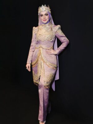 Siti Nurhaliza Instagram - Busana untuk persembahan di Anugerah Industri Muzik-24.

👗 @_biancabella 
💄 @epie_temerloh @ctdk 
📸 @amir_yasin
