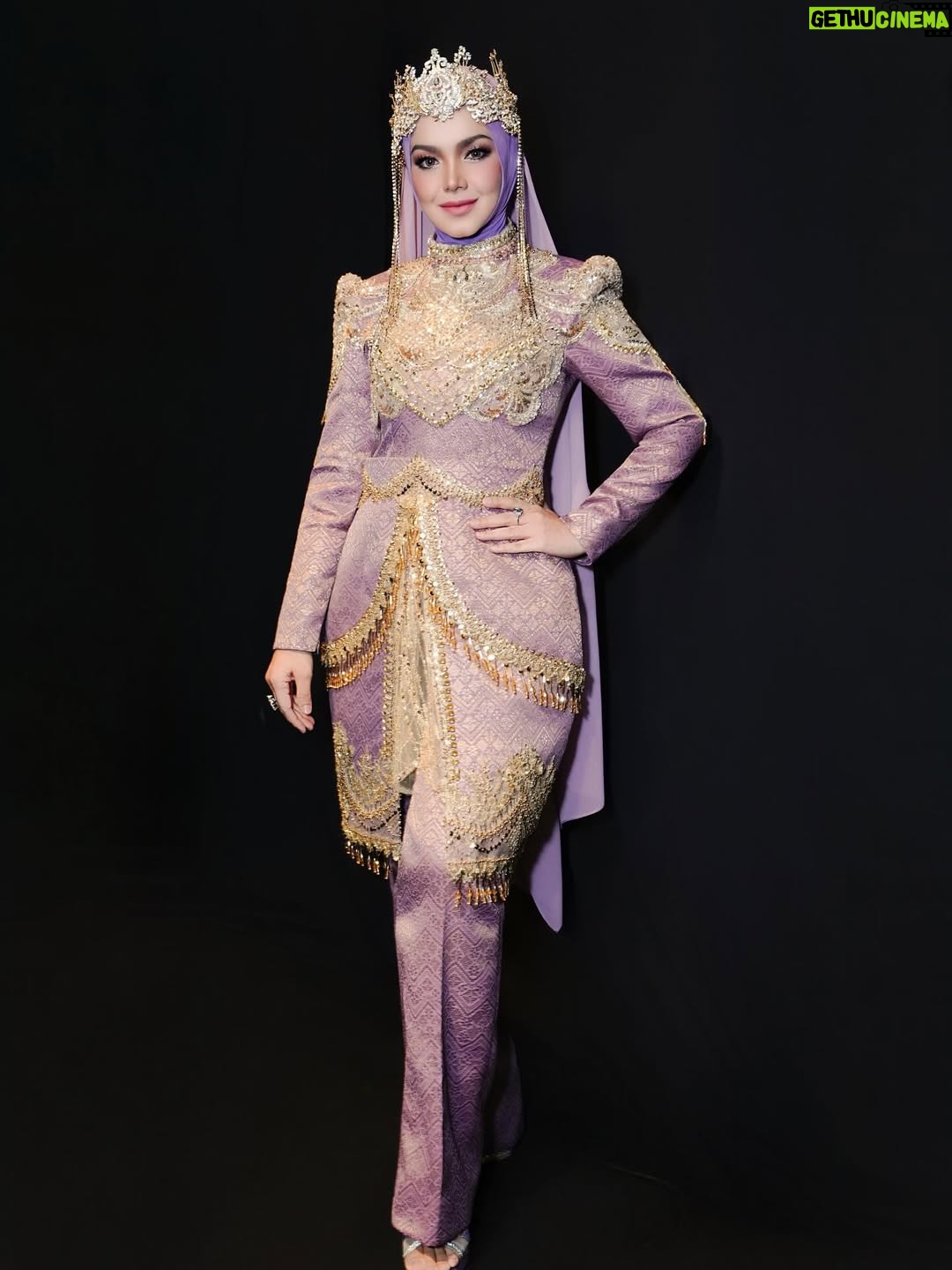 Siti Nurhaliza - 16.9K Likes - Busana untuk persembahan di Anugerah Industri Muzik-24.

👗 @_biancabella 
💄 @epie_temerloh @ctdk 
📸 @amir_yasin